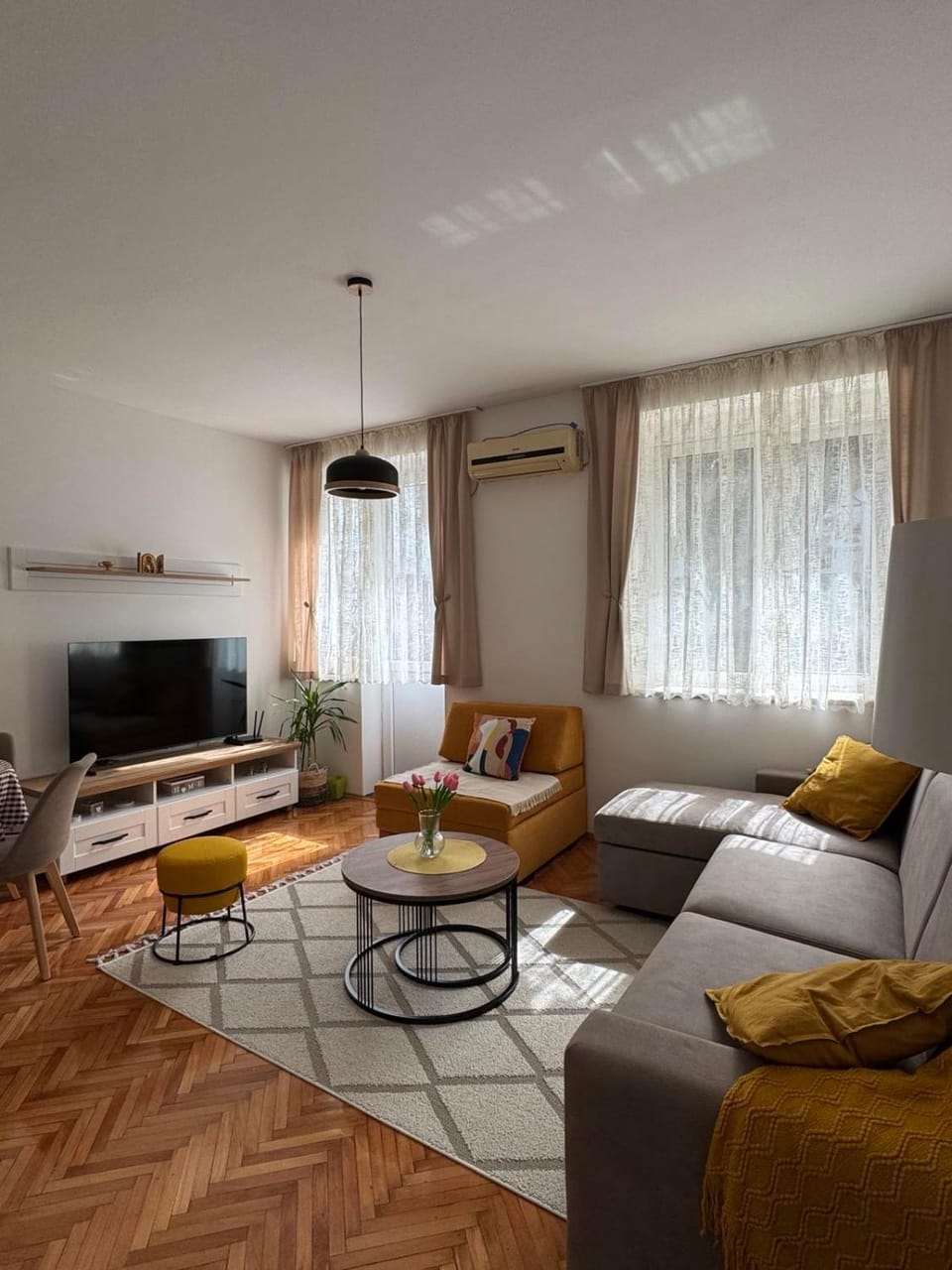TV and multimedia, Living room, Seating area, Evening entertainment, air conditioner
