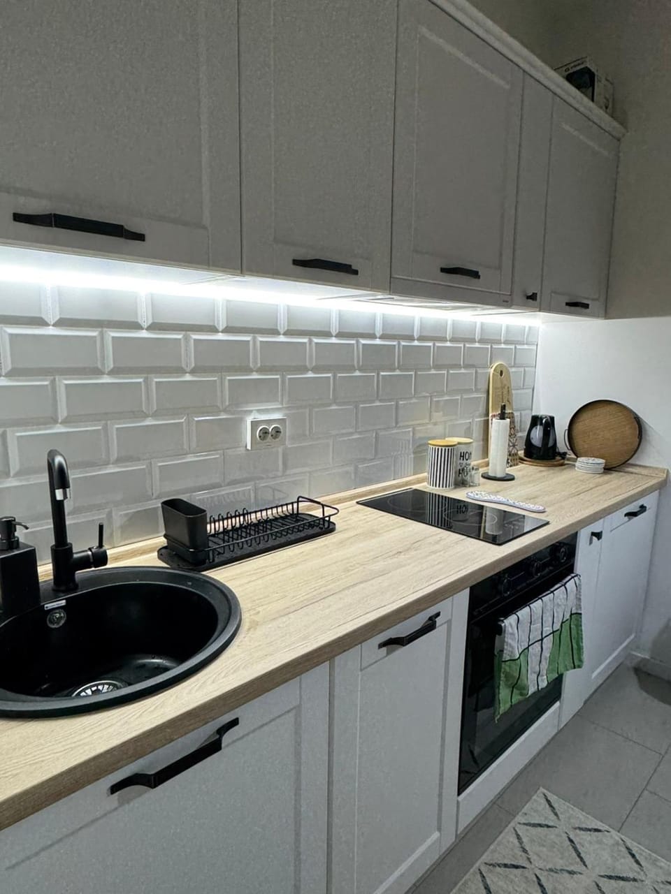 Coffee/tea facilities, Kitchen or kitchenette, dishwasher, oven, stove