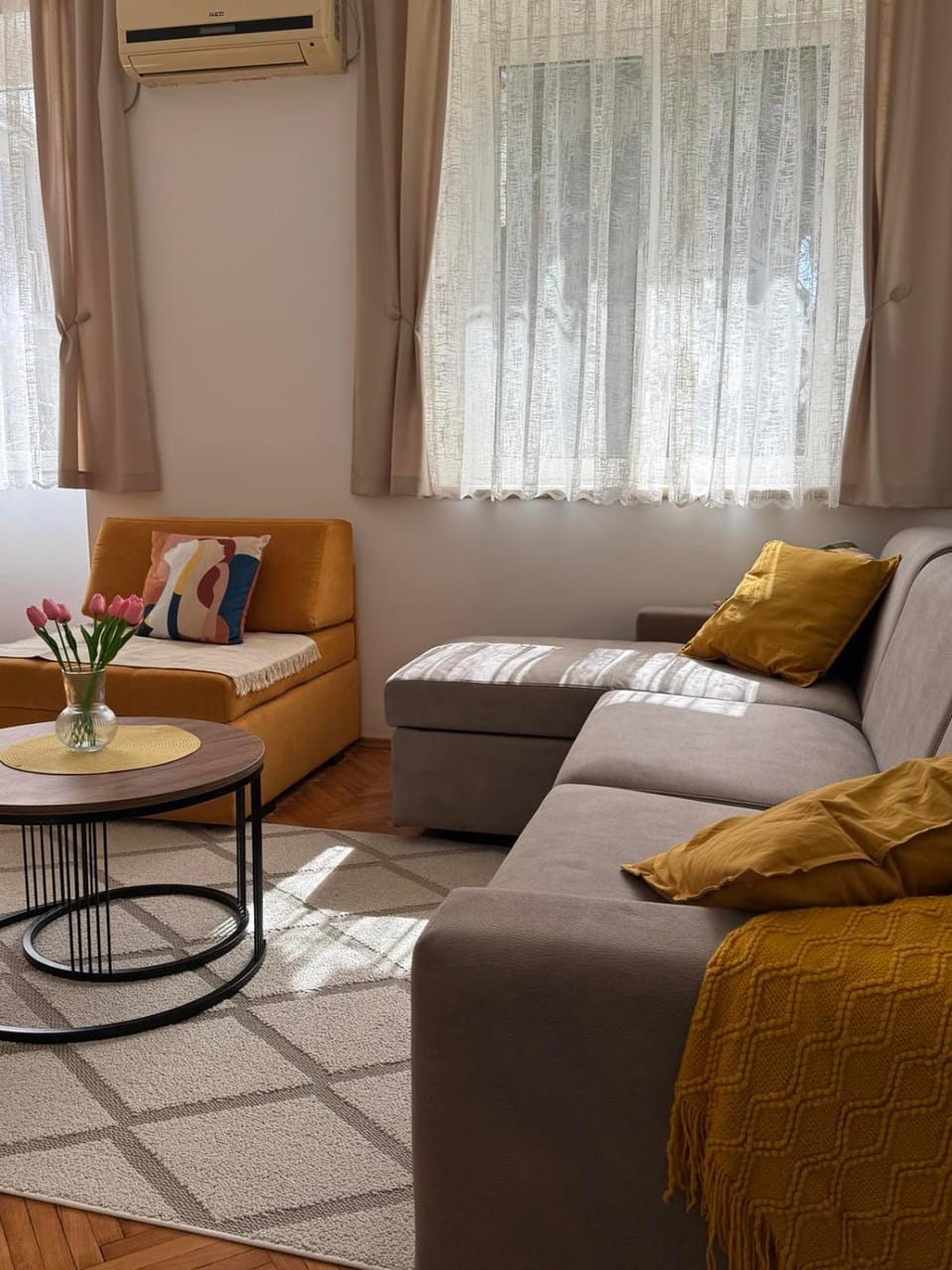 Living room, Seating area, air conditioner