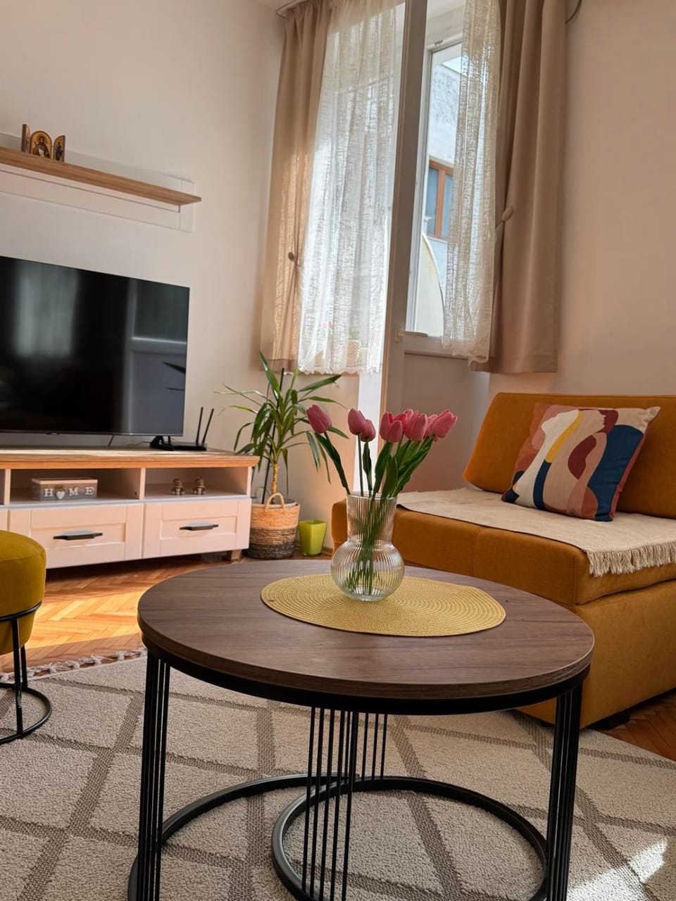 TV and multimedia, Living room, Seating area, Evening entertainment