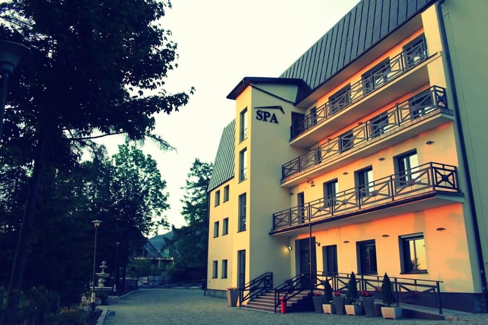 Property building, Day, Neighbourhood