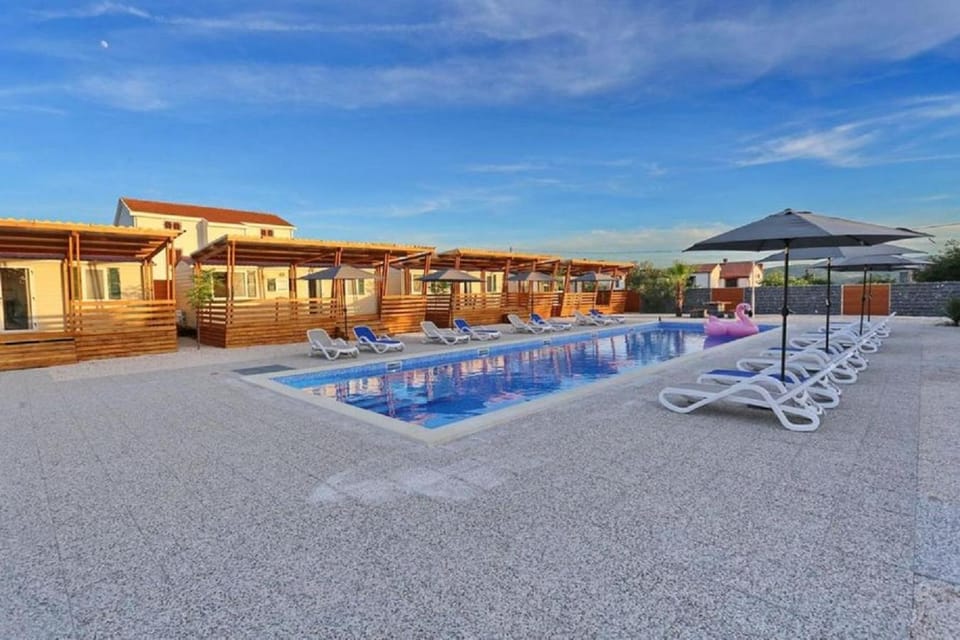 Property building, Day, Pool view, Swimming pool, sunbed