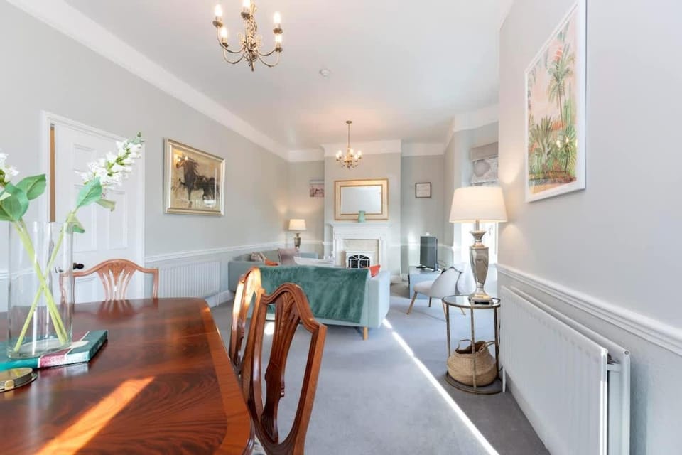 Living room, Seating area, Dining area, internet