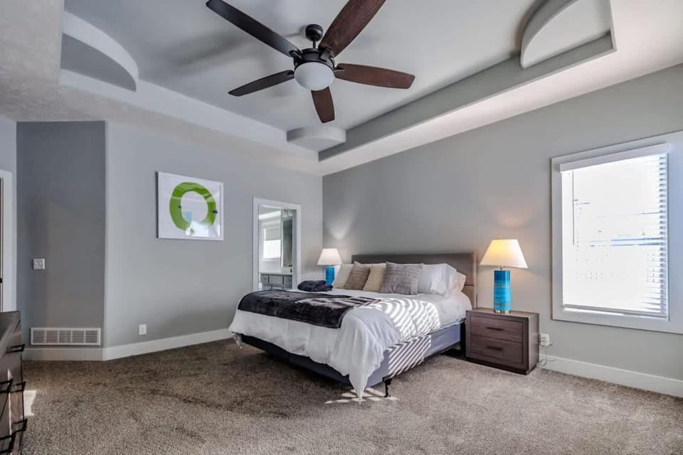 Luxury Retreat- Modern 5BR Ranch in Bennington House in Omaha