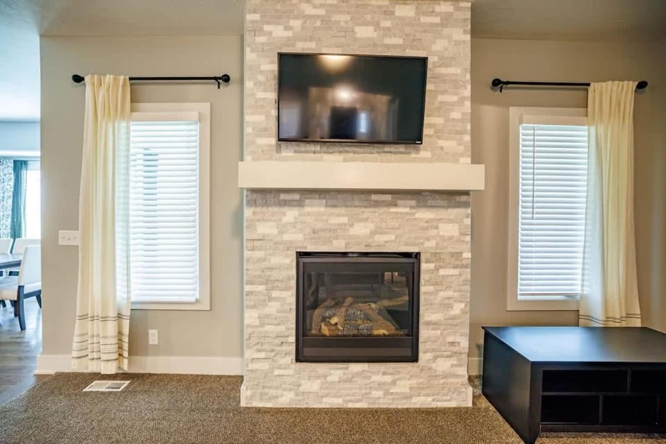 Luxury Retreat- Modern 5BR Ranch in Bennington House in Omaha
