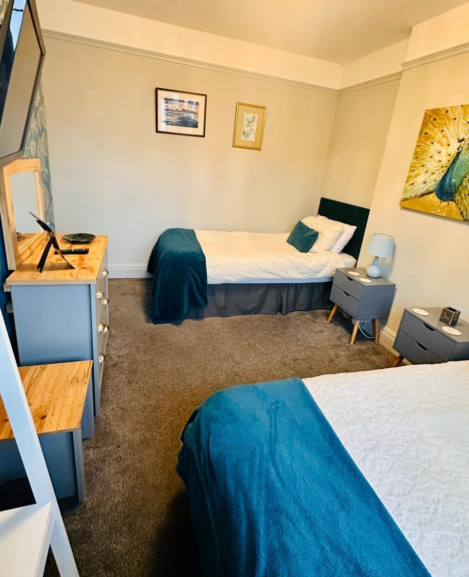 Bed, TV and multimedia, Bedroom, hair dryier