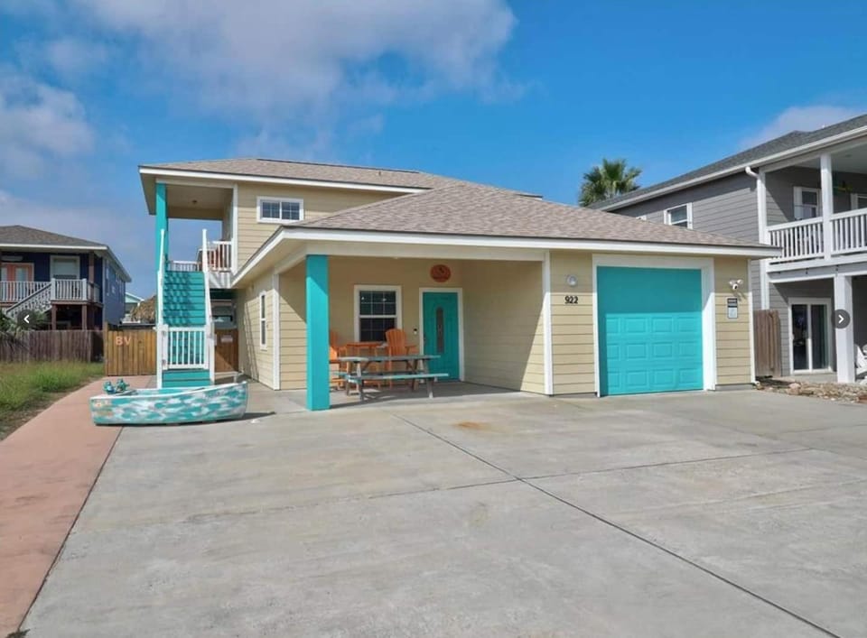 BellaVita Beach House Pool,Golf Cart,Dogs welcome House in Port Aransas