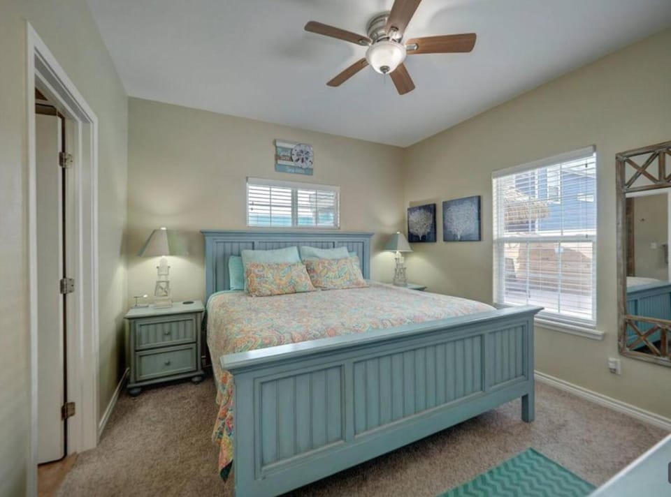 BellaVita Beach House Pool,Golf Cart,Dogs welcome House in Port Aransas