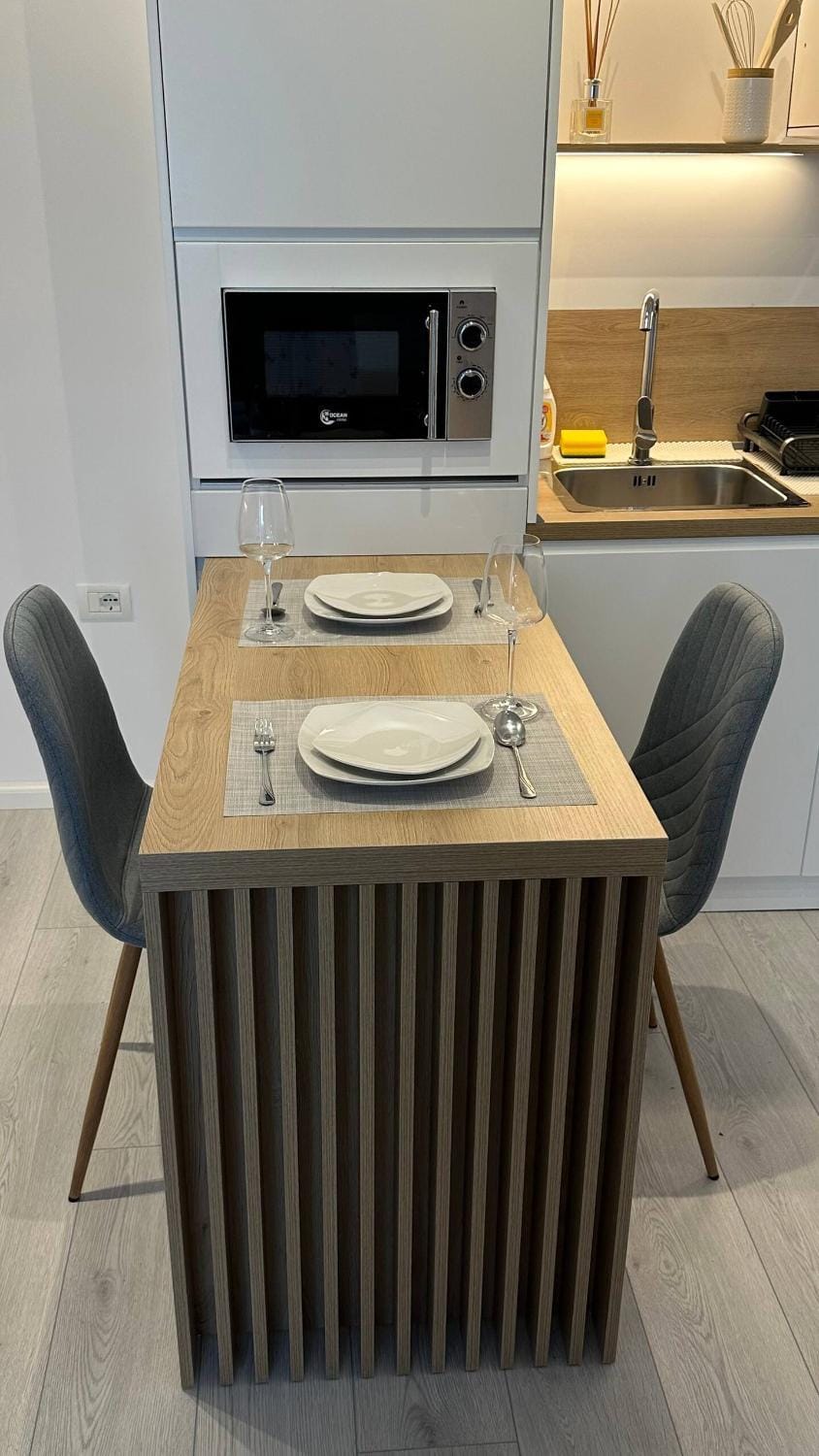 Kitchen or kitchenette, Dining area