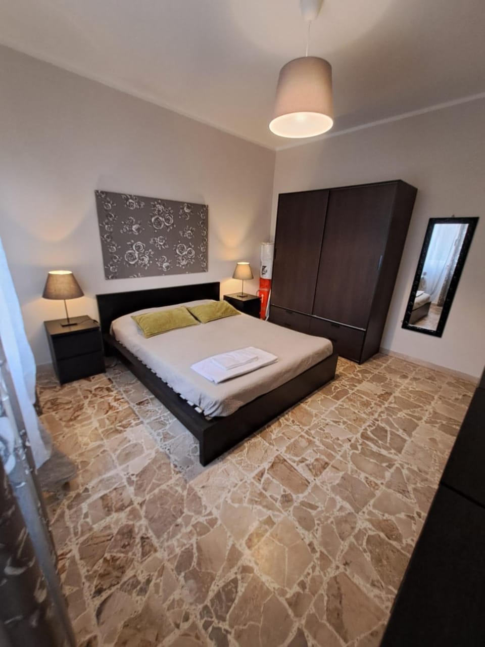 Photo of the whole room, towels