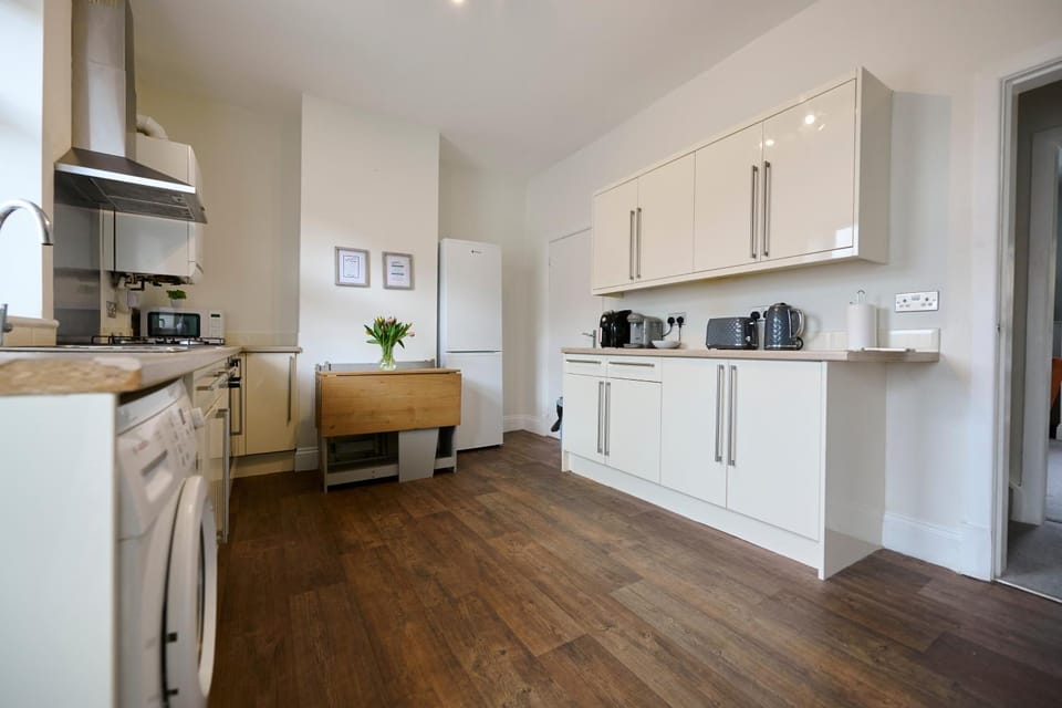 Coffee/tea facilities, Kitchen or kitchenette, Dining area, dishwasher, oven, stove, toaster