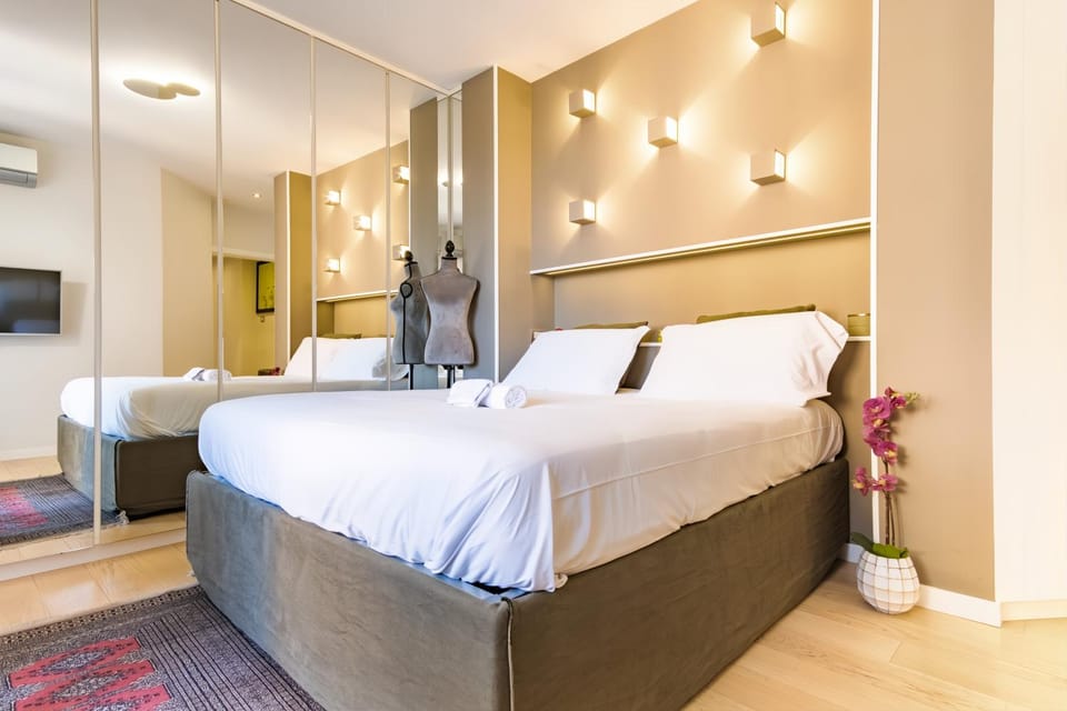 Bed, TV and multimedia, Photo of the whole room, Bedroom, towels, air conditioner