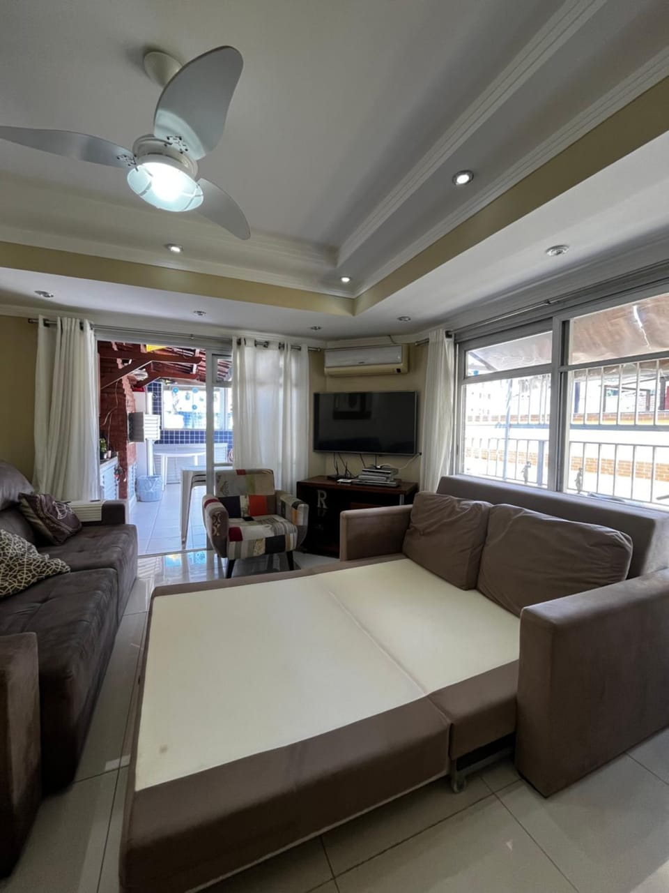 Communal lounge/ TV room, Bed, TV and multimedia, Living room, Seating area, Evening entertainment