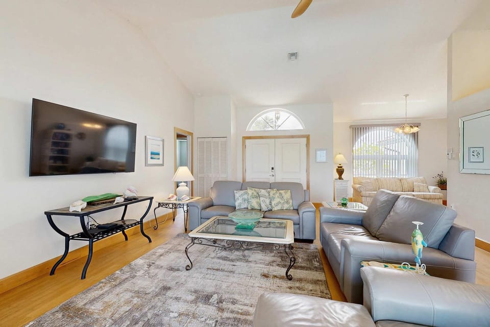Waterfront Oasis House in Englewood