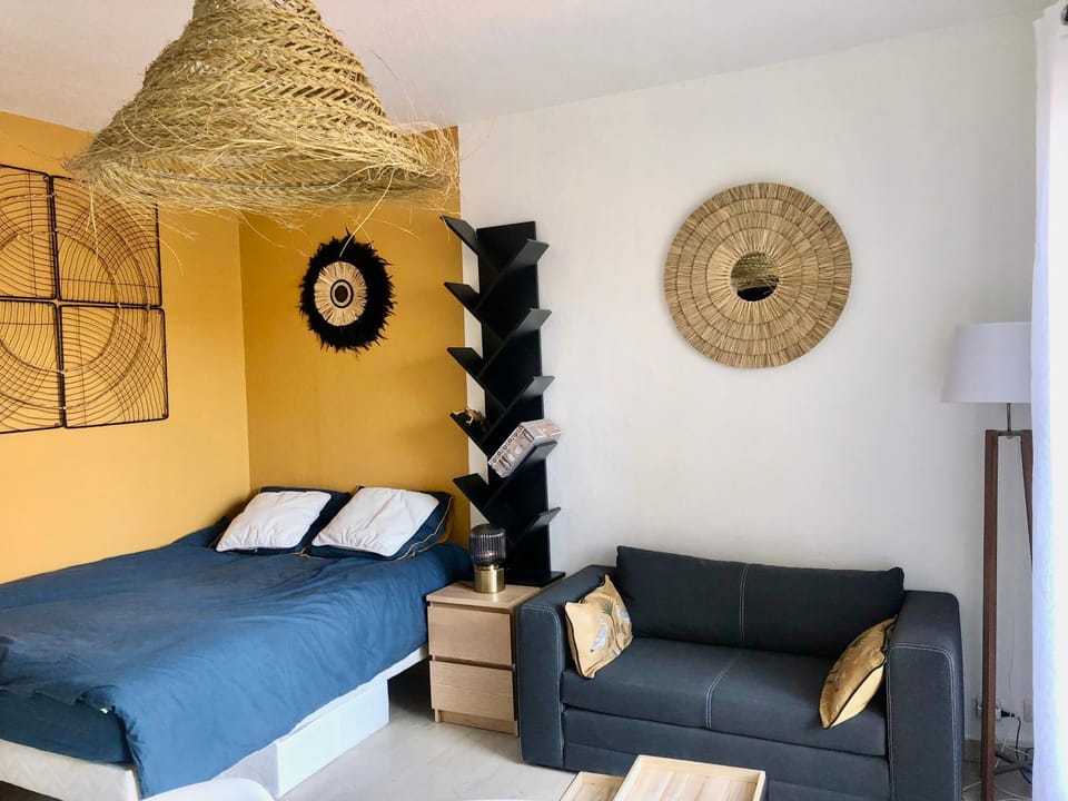 Grand studio terrasse climatisé central et calme Apartment in Saint-Raphael