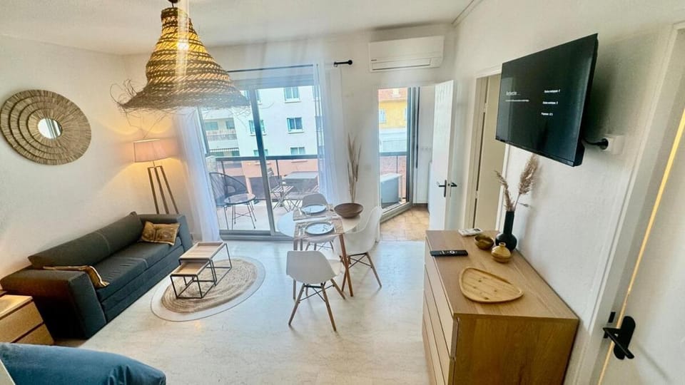 Grand studio terrasse climatisé central et calme Apartment in Saint-Raphael