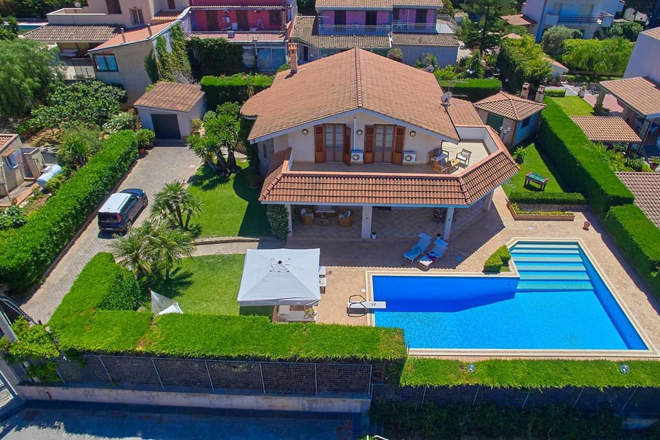 Property building, Bird's eye view, Swimming pool