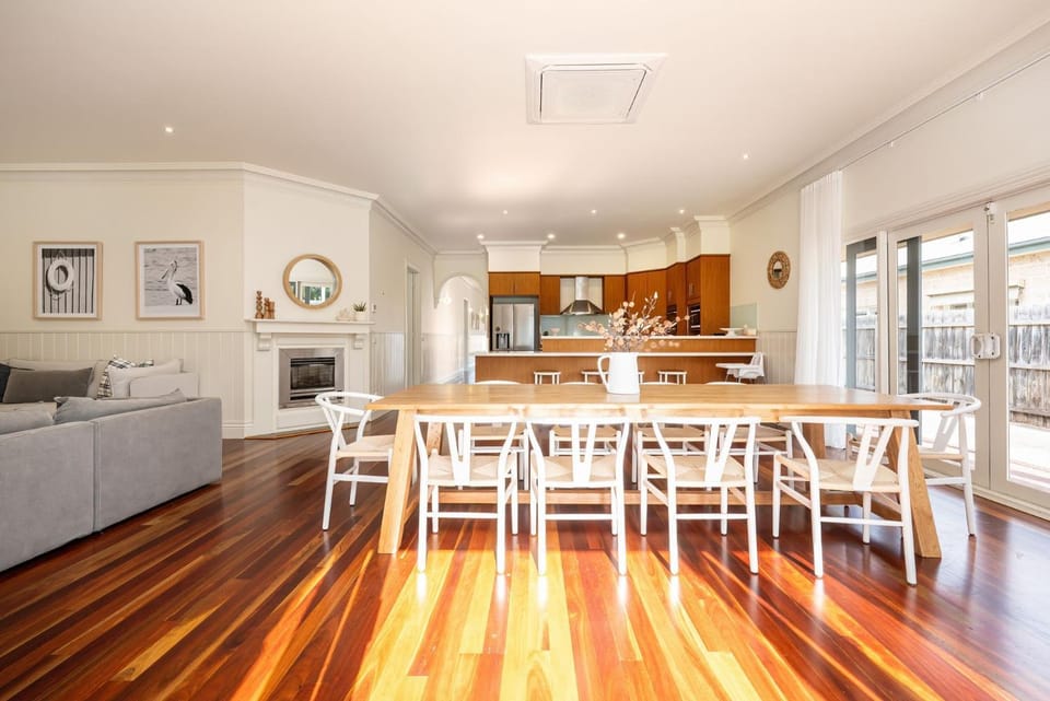 Kitchen or kitchenette, Living room, Seating area