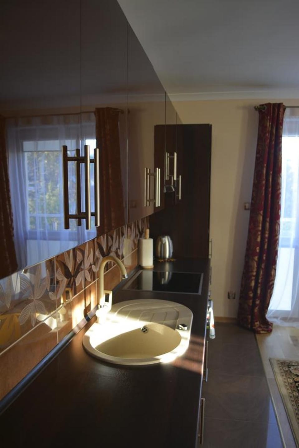 Coffee/tea facilities, Kitchen or kitchenette, stove