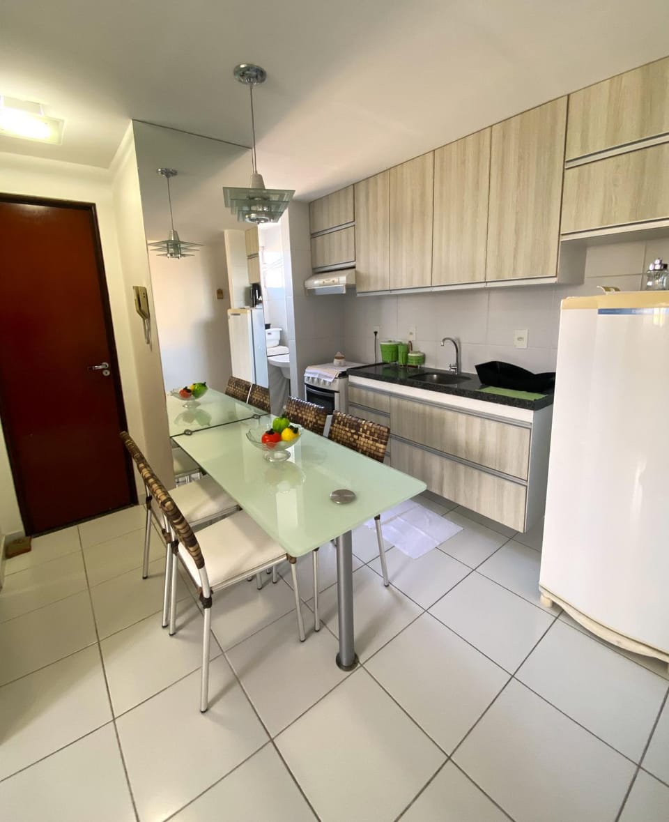 Kitchen or kitchenette, Dining area, minibar, oven, stove