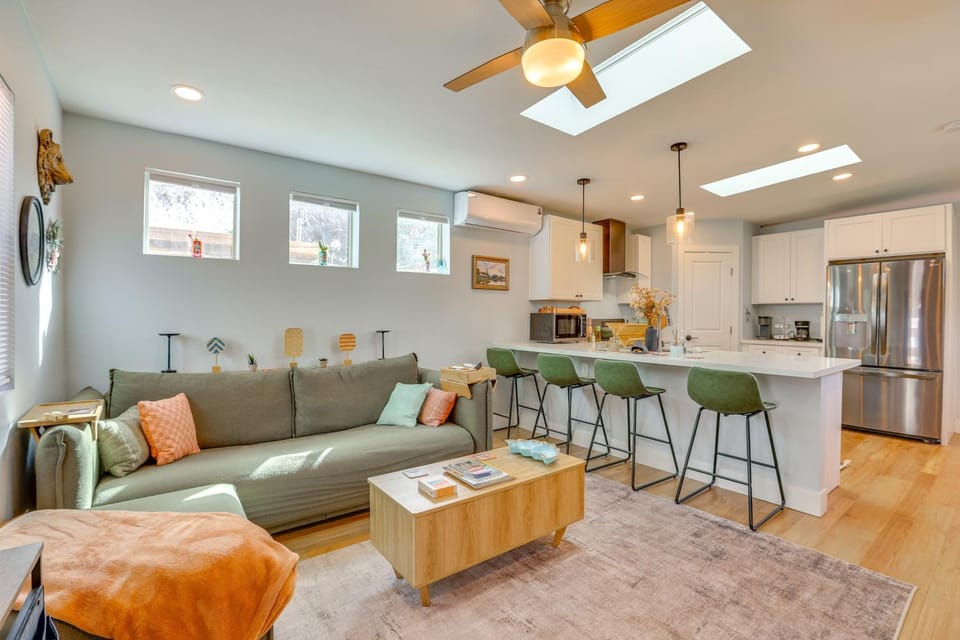 4 Mi to Dtwn PHX: Couples Escape w/ Shared Patio Apartment in Phoenix