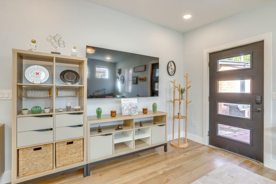 4 Mi to Dtwn PHX: Couples Escape w/ Shared Patio Apartment in Phoenix