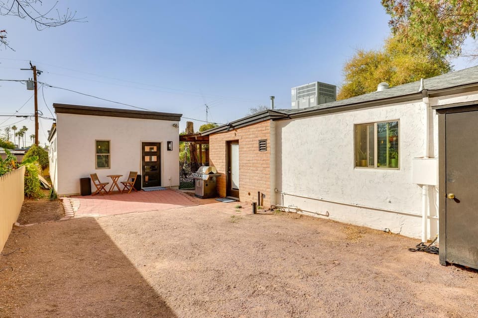 4 Mi to Dtwn PHX: Couples Escape w/ Shared Patio Apartment in Phoenix
