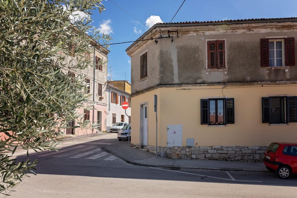 Facade/entrance, City view, Street view