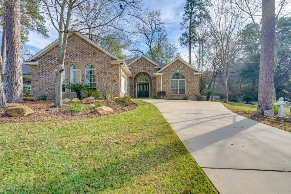 Spacious & Modern Home in Montgomery w/ Deck! House in Lake Conroe