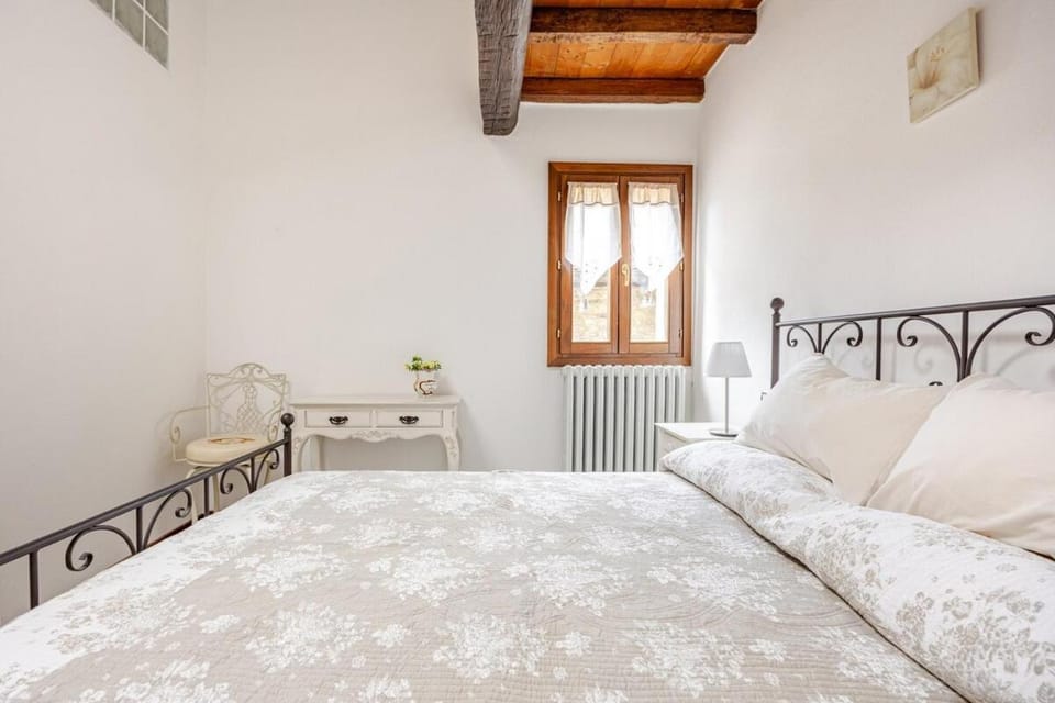 Bed, Photo of the whole room, Seating area