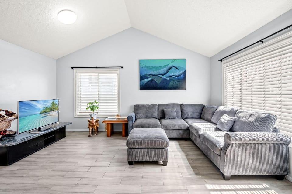 Spacious Family Retreat w Garden & Modern Comfort House in Chino