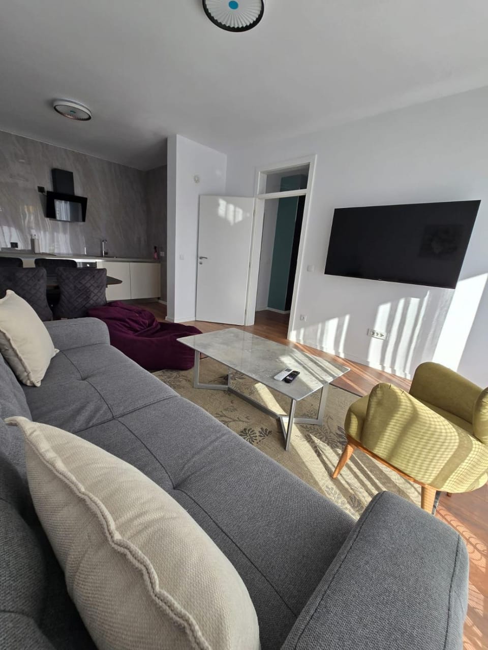 TV and multimedia, Kitchen or kitchenette, Living room, Seating area