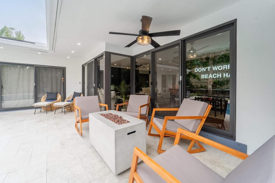 Resort Style Backyard Heated Pool Hot Tub Fire Pit House in Fort Lauderdale
