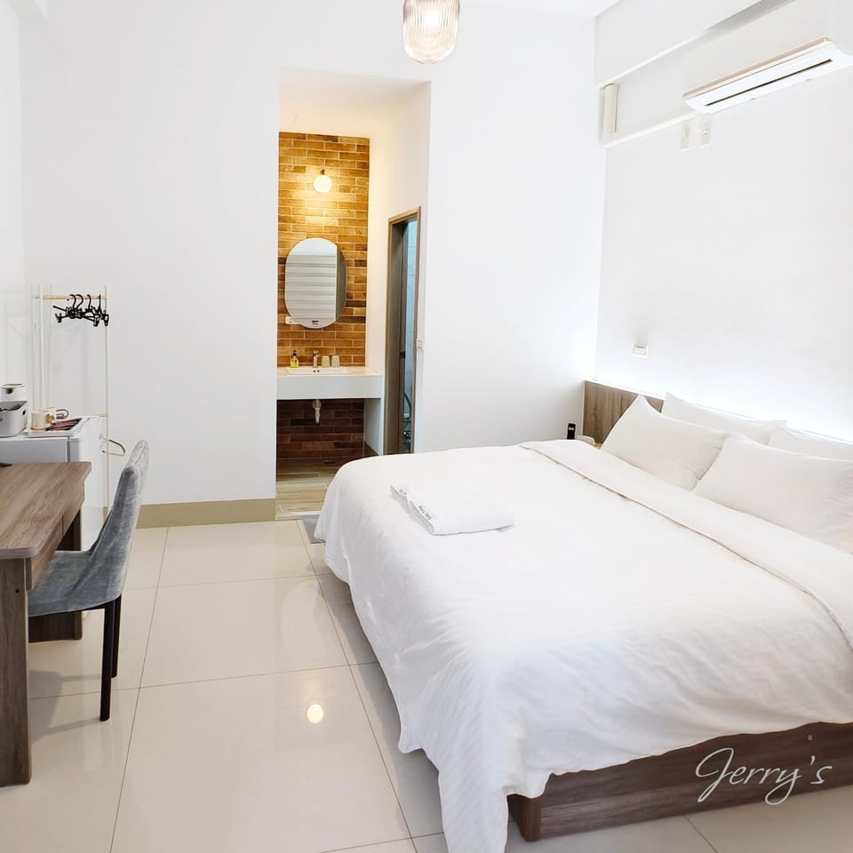 Photo of the whole room, Bedroom