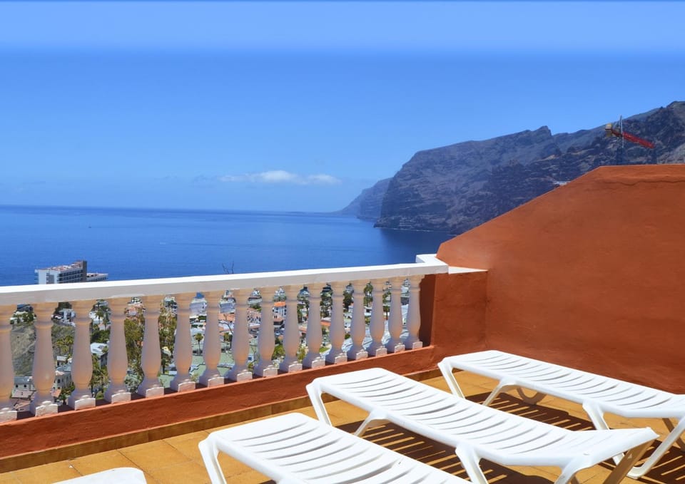 Natural landscape, View (from property/room), City view, Mountain view, Sea view
