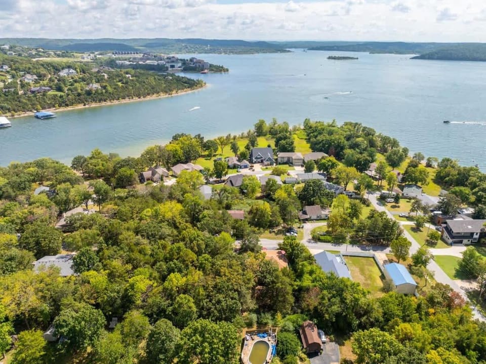 Hooked on Branson Cove - Pool Hot Tub & Fireplace House in Ridgedale