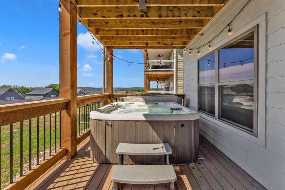 Hooked on Branson Cove - Pool Hot Tub & Fireplace House in Ridgedale