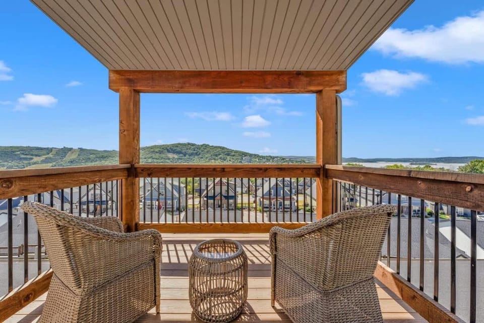 Hooked on Branson Cove - Pool Hot Tub & Fireplace House in Ridgedale