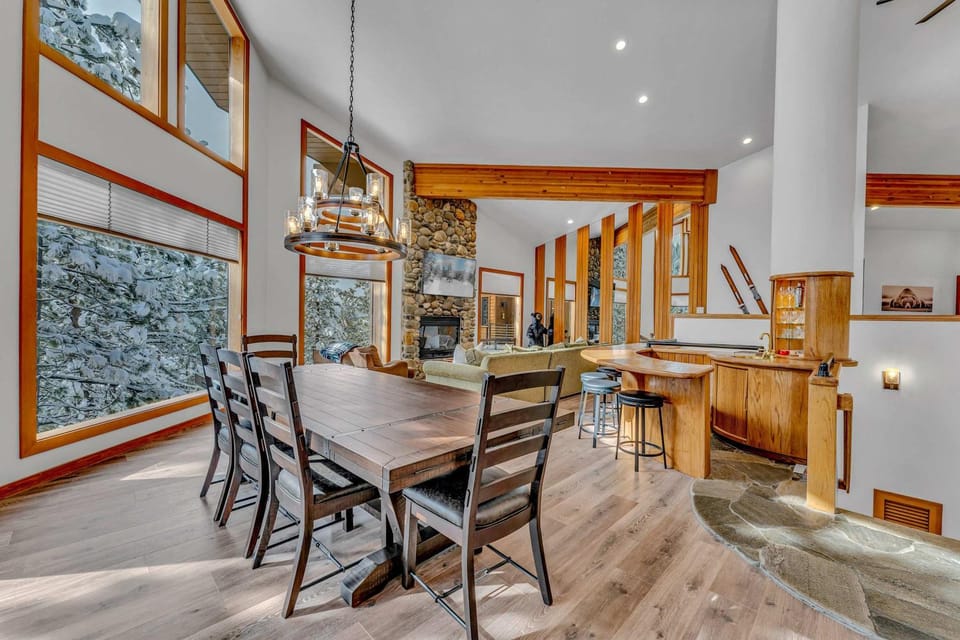 Luxury Truckee Retreat with Hot Tub and Sauna House in Sierra Nevada