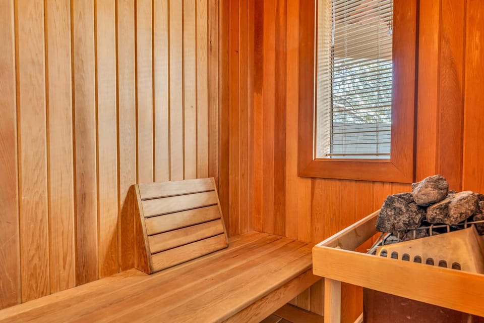 Luxury Truckee Retreat with Hot Tub and Sauna House in Sierra Nevada