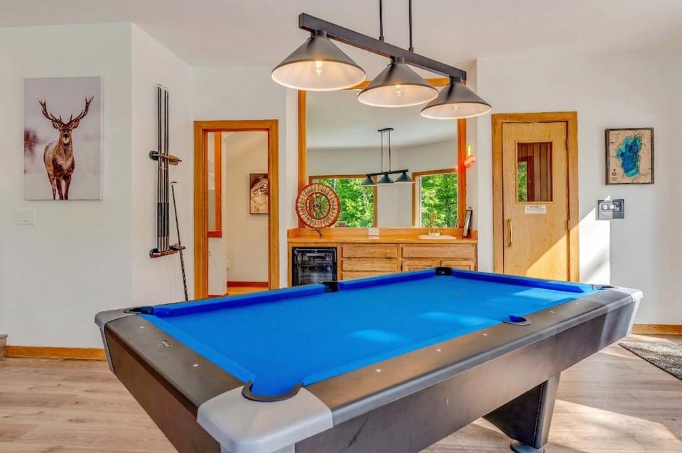 Luxury Truckee Retreat with Hot Tub and Sauna House in Sierra Nevada