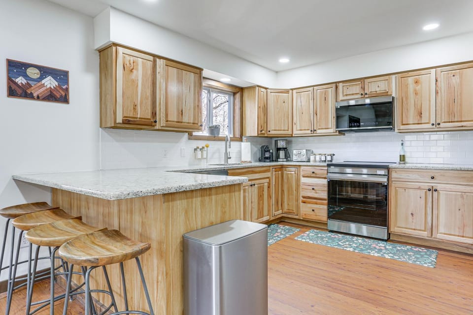 Pocono Mountain Family Home w/ Deck + Grill House in Middle Smithfield