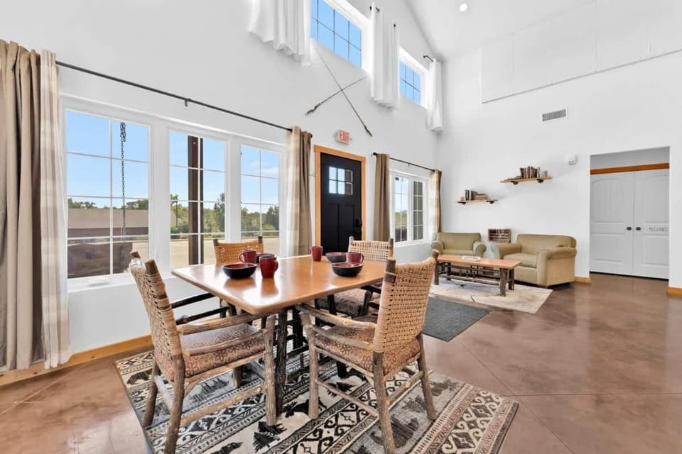 8-Bedroom Branson Retreat- Hot Tub & Porch Swings House in Branson