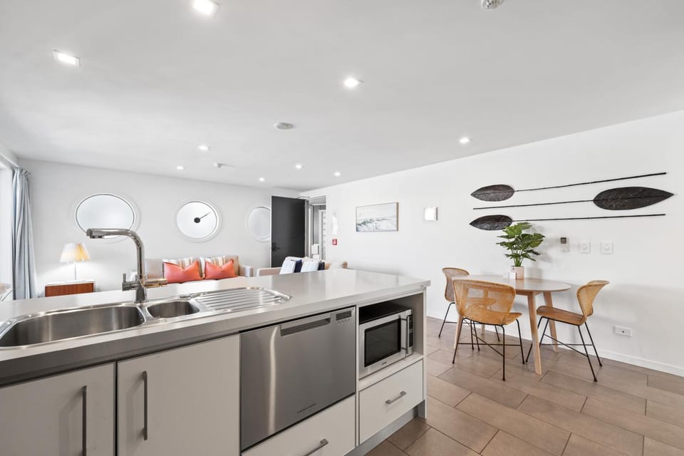 Kitchen or kitchenette, Dining area, dishwasher