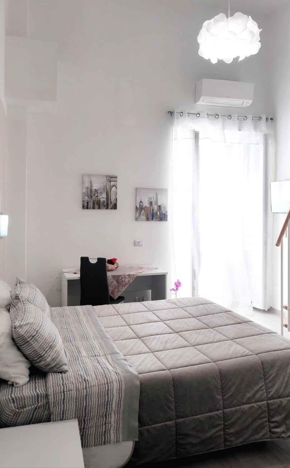 Bed, Photo of the whole room, Bedroom
