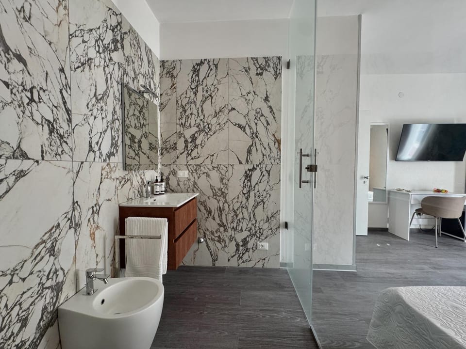 Bathroom, TV and multimedia, Bedroom