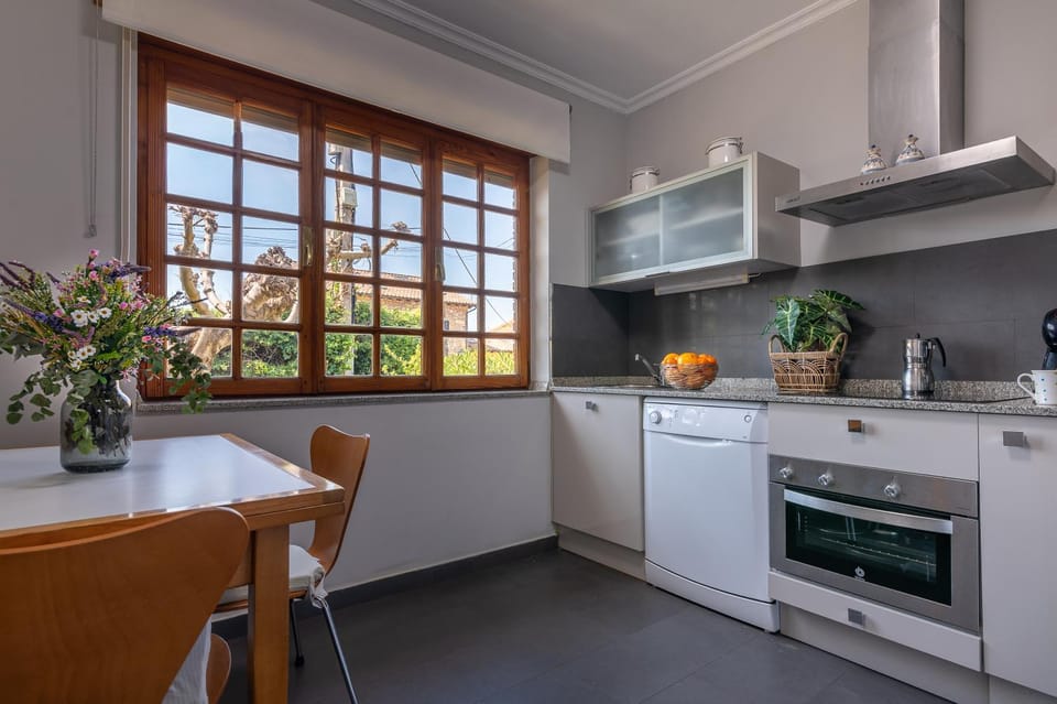 Kitchen or kitchenette, Dining area, stove