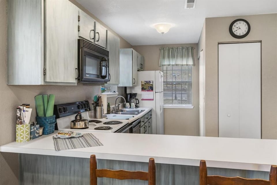 Coffee/tea facilities, Seating area, Dining area, oven, stove