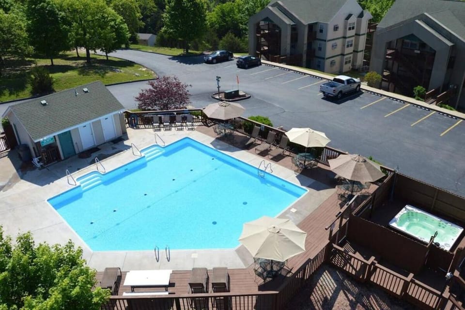 Bird's eye view, Pool view, Swimming pool, Parking