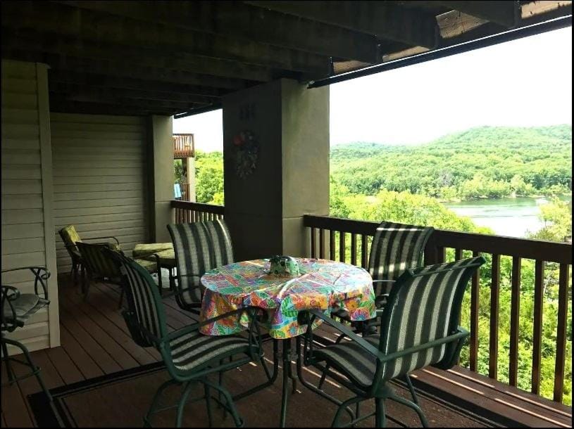 View (from property/room), Balcony/Terrace, Dining area, Lake view